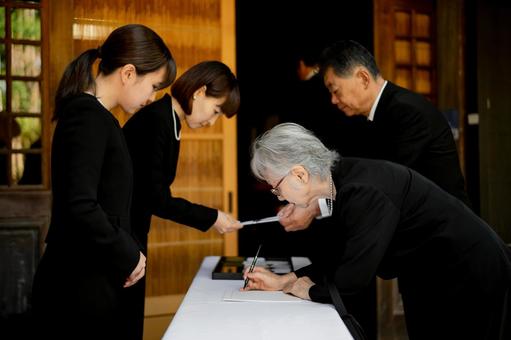 【家族葬と一般葬】各メリットや費用などを紹介